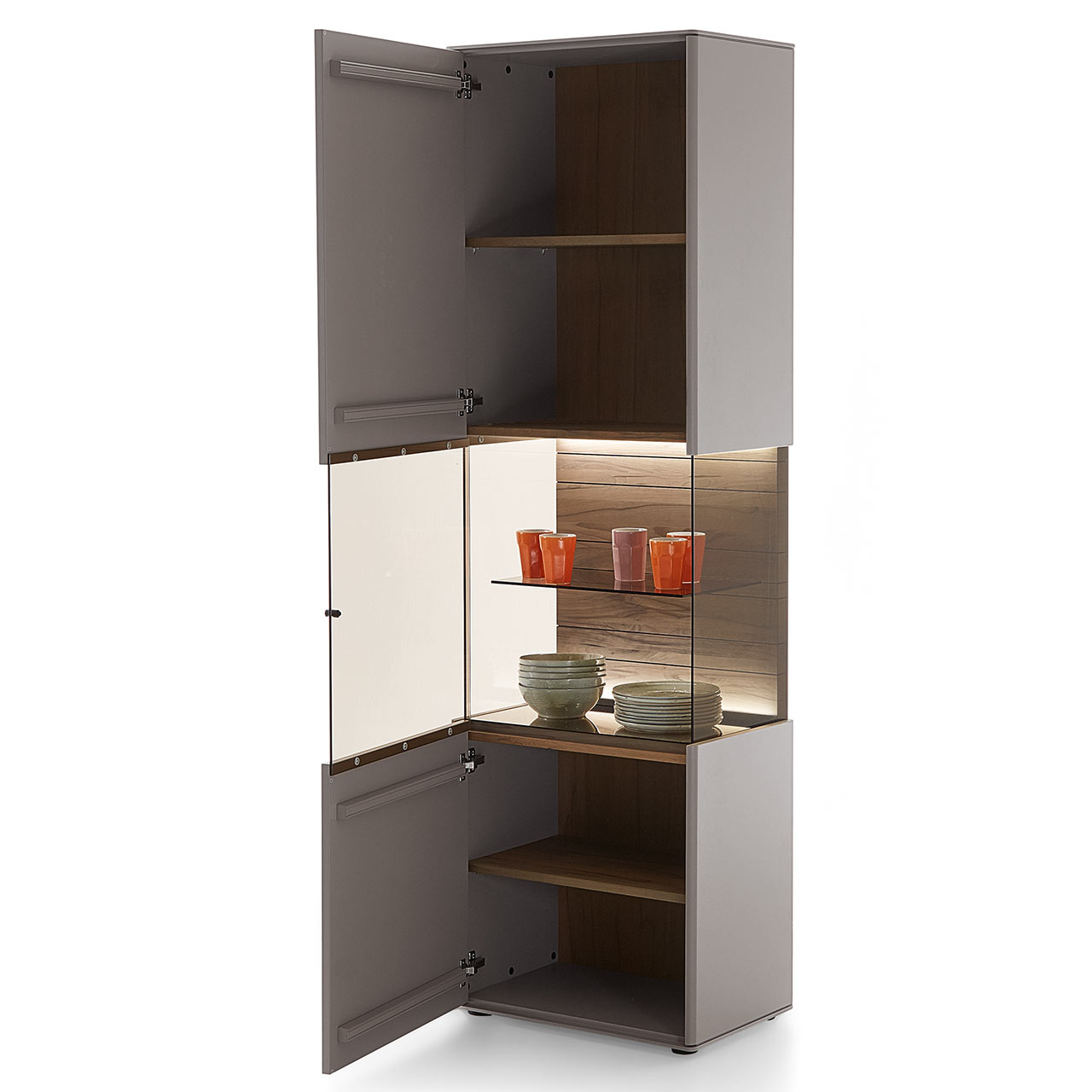 Moderne Standvitrine mit geöffneter Glas-Holztür aus sandfarben lackierter Buche. Mit beleuchtetem Glasausschnitt und strukturierter Rückwand in dunkelbrauner Altholzbuche Uyaa sowie zwei Einlegeböden.