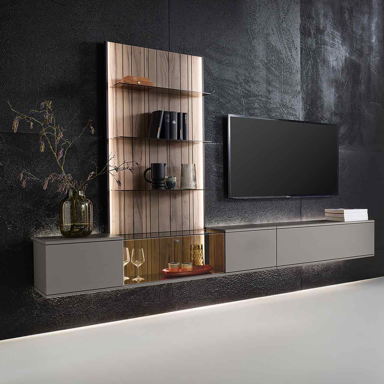 Hartmann AUDRA 5610 - Wohnwand Nr. V30 - dreiteilig aus Altholzbuche Uyaa und Lack Sand Modernes Wohnzimmer mit dreiteiliger Wohnwand bestehend aus zwei Hängelowboards in Lack sand mit beleuchtetem Glasausschnitt. Darüber ein Wandpaneel aus dunkelbraunem Holz mit sichtbarer Maserung und drei langen Glasböden.
