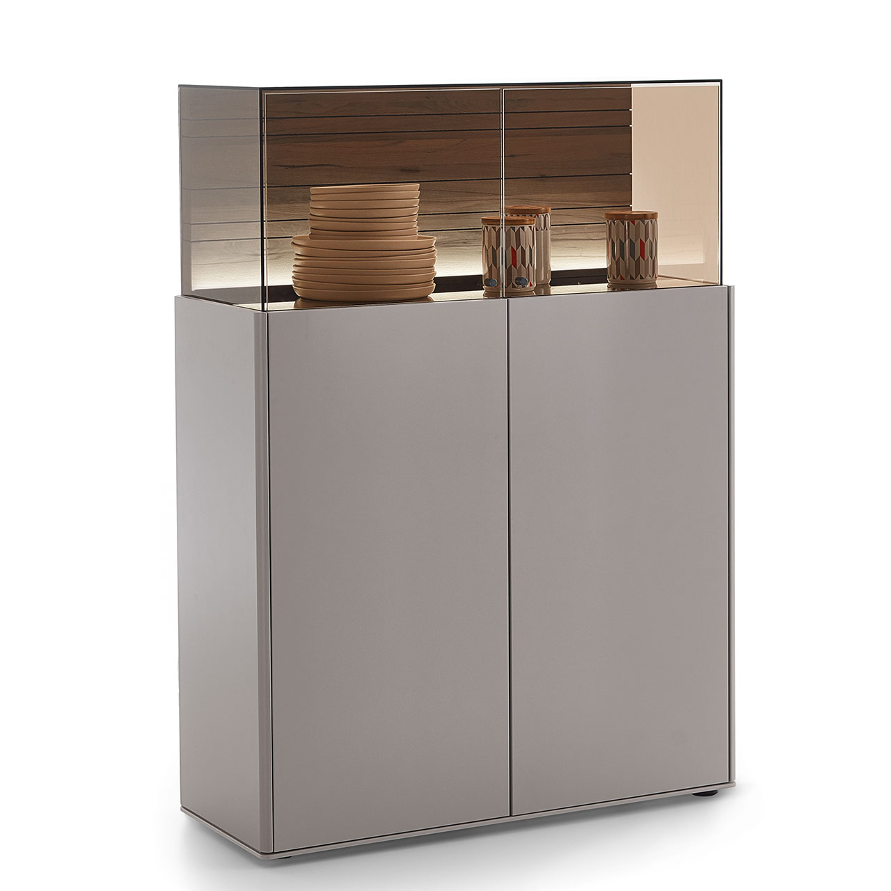Modernes Highboard aus Massivholz mit sandfarben lackierten Fronten und aufgesetztem Glaskasten aus Parsolbronze. Die Rückwand aus Altholz Buche Uyaa ist stilvoll beleuchtet und sichtbar.