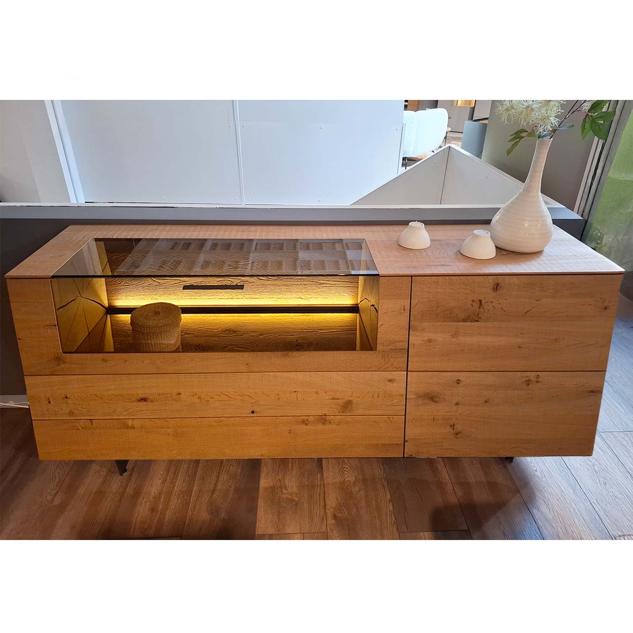 Hartmann SALE Möbel - VARA Sideboard 7210W-4181 mit Kufen - inkl. Beleuchtung / Originalbild Ausstellung SALE_VARA.7210W-4181.1045_Sideboard.inkl.Beleuchtung Modernes Sideboard aus massiver Kerneiche Umato auf zwei Metallkufen mit beleuchtetem Glasausschnitt, Schubkasten und Holztür.