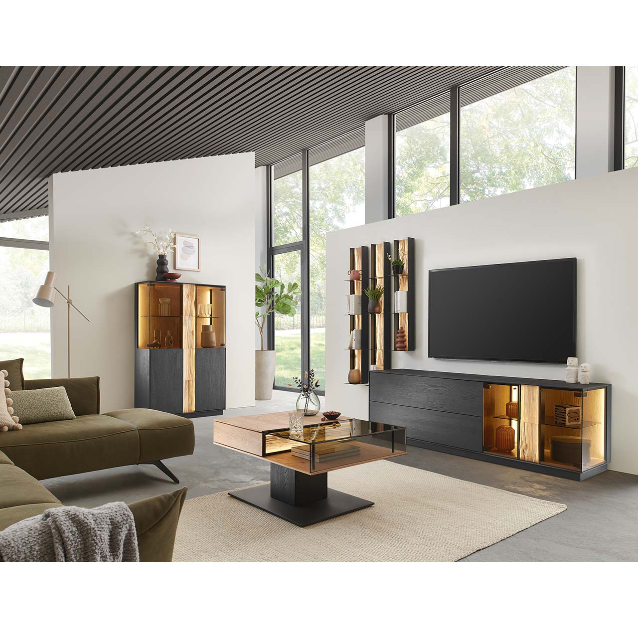 Moderne Wohnwand mit Materialmix aus Lack anthrazit mit Spaltholz-Akzenten und Parsolglas-Vitrinenausschnitten