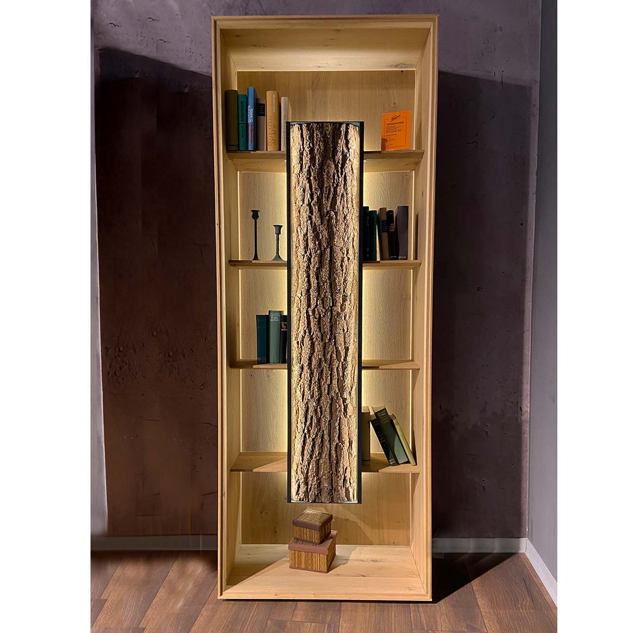 Hartmann SALE Möbel - RUNA Standregal 8410-0085 - inkl. Beleuchtung / Originalbild Ausstellung Modernes Standregal aus massiver Kerneiche mit seitlichen Holzböden und mittigem Korpus mit beleuchteter Baumrinden-Applikation.