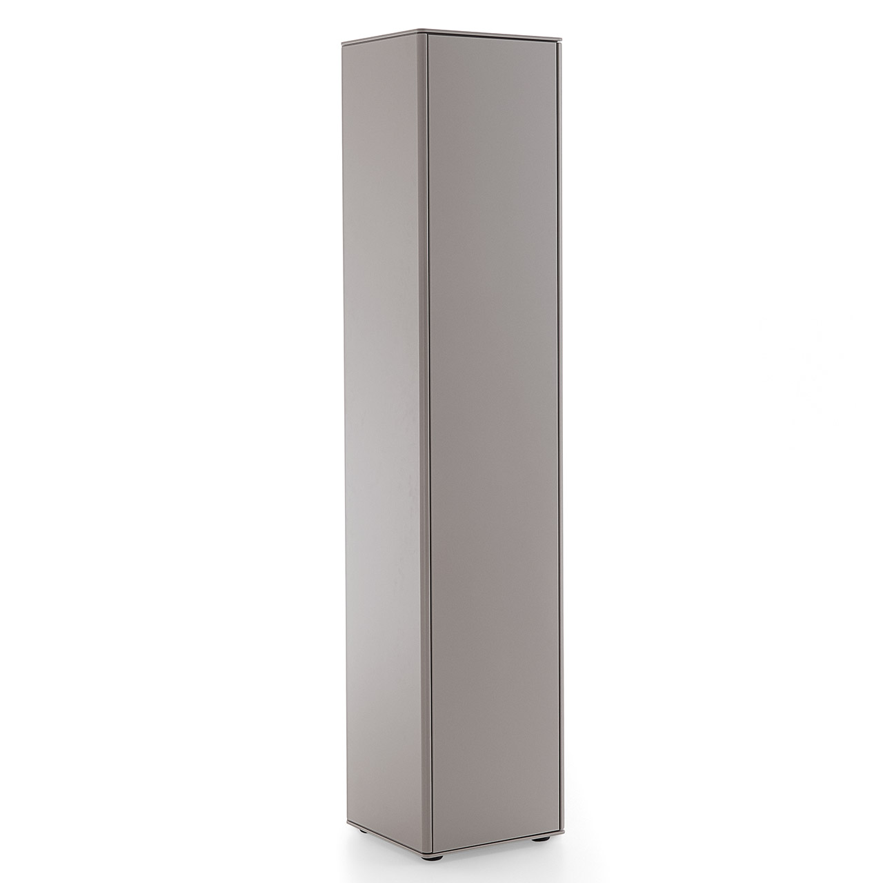 Schlichter Hochschrank aus massivem Holz mit sandfarben lackierten Fronten.