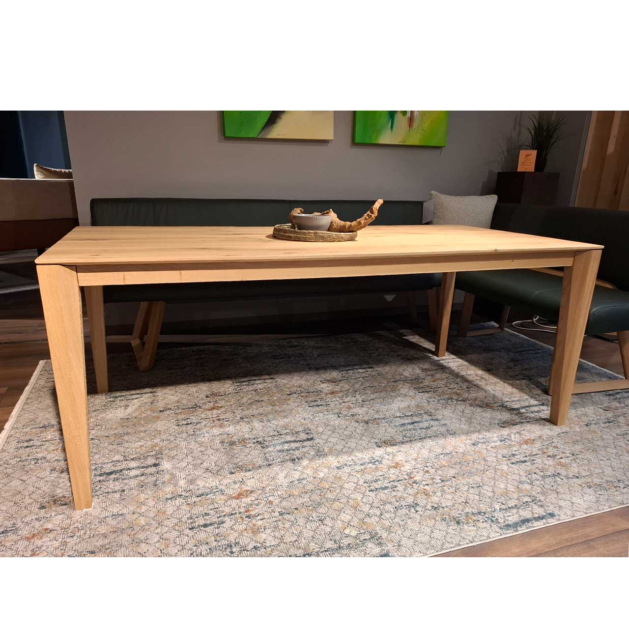 Hartmann SALE Möbel - NATURZEIT Esstisch M100 8400E-1807 - Länge 190cm + Auszug / Originalbild Ausstellung Klassischer Esstisch aus massiver Kerneiche Natur mit rechteckiger Tischplatte mit Schweizertischkante und Vier-Fuß-Gestell.