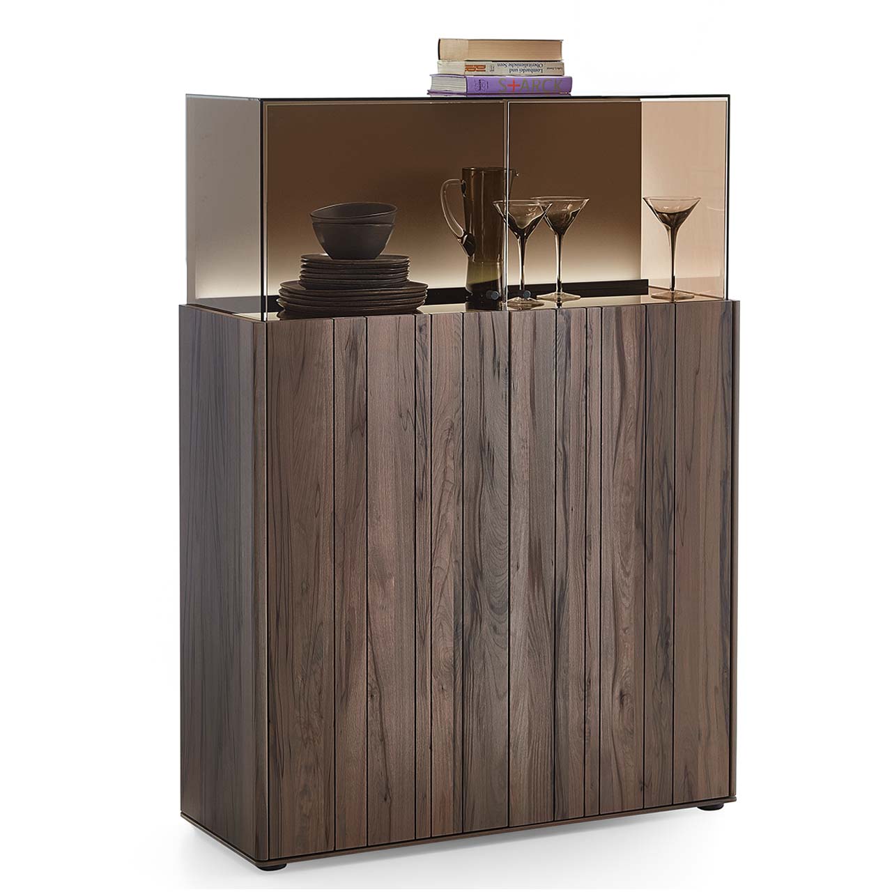 Modernes Highboard aus dunkelbraunem Holz mit sichtbarer, edler Maserung, oben mit aufgesetztem Glaskasten aus getöntem Glas und beleuchteter Rückwand in sandfarbenem Lack.