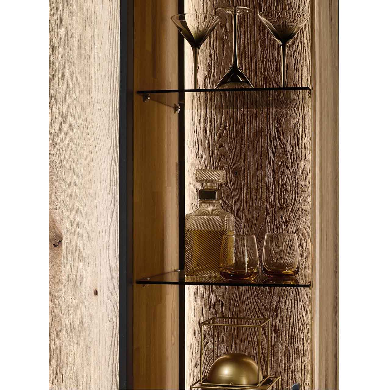Closeup auf Hängeschrank aus massiver Kerneiche Natur mit Glastür