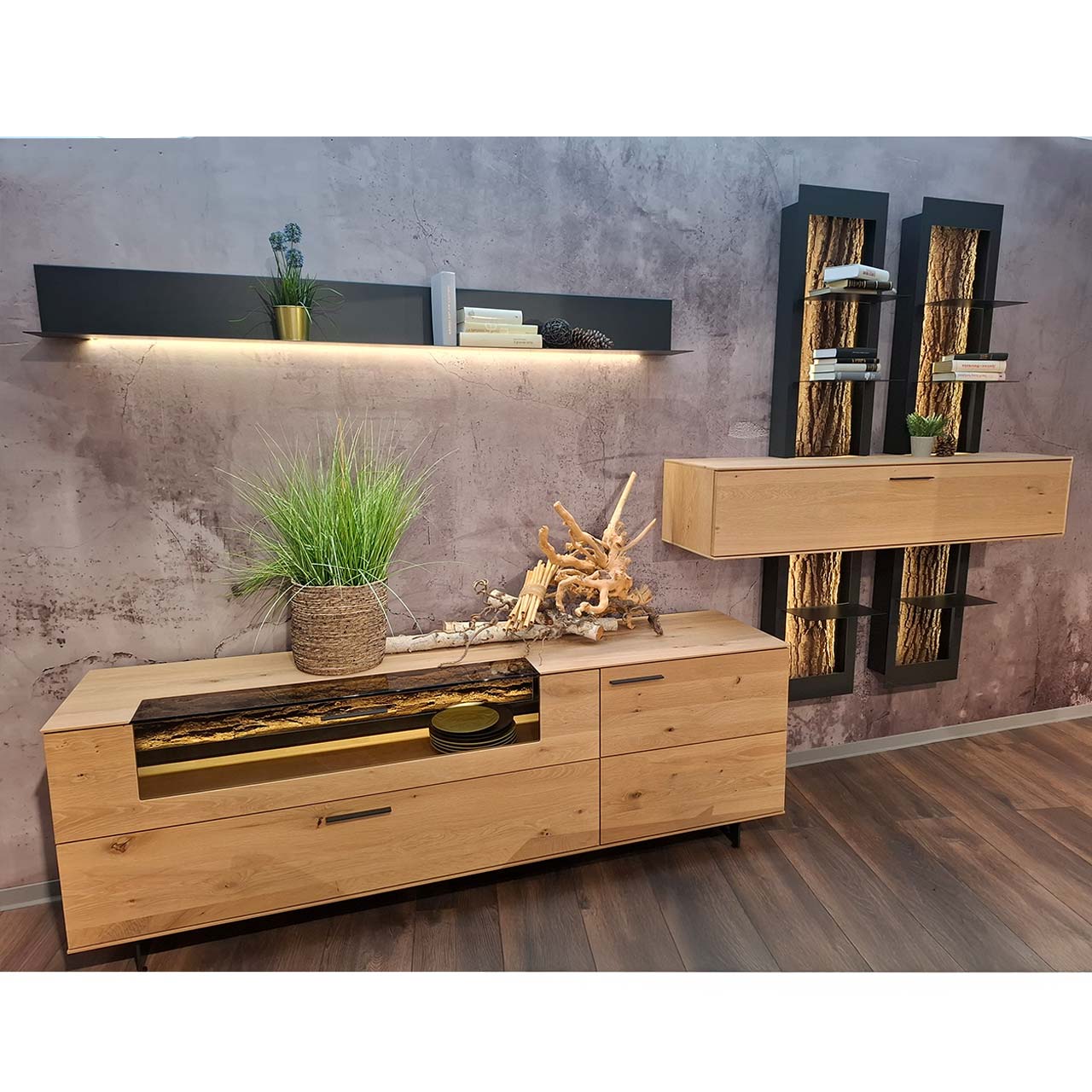 Hartmann SALE Möbel - RUNA Wohnwand 8410 Nr. 26 sechsteilig inkl. Beleuchtung / Originalbild Ausstellung Moderne sechsteilige Wohnwand aus massiver Kerneiche und echter Baumrinde: Lowboard auf Metallkufen mit Glasausschnitt, Klappe und Schubkasten, beleuchtetes Metallpaneel, Hängeschrank aus Holz eingefasst in zwei Regalelemente aus Metall mit Baumrinde.