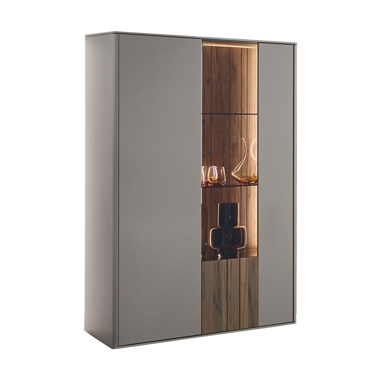 Modernes zweitüriges Highboard aus Massivholz mit sandfarbenen Lackfronten, mittigem Glasausschnitt und zwei Glasböden vor beleuchteter Rückwand in edler, dunkelbrauner Altholzbuche Uyaa.