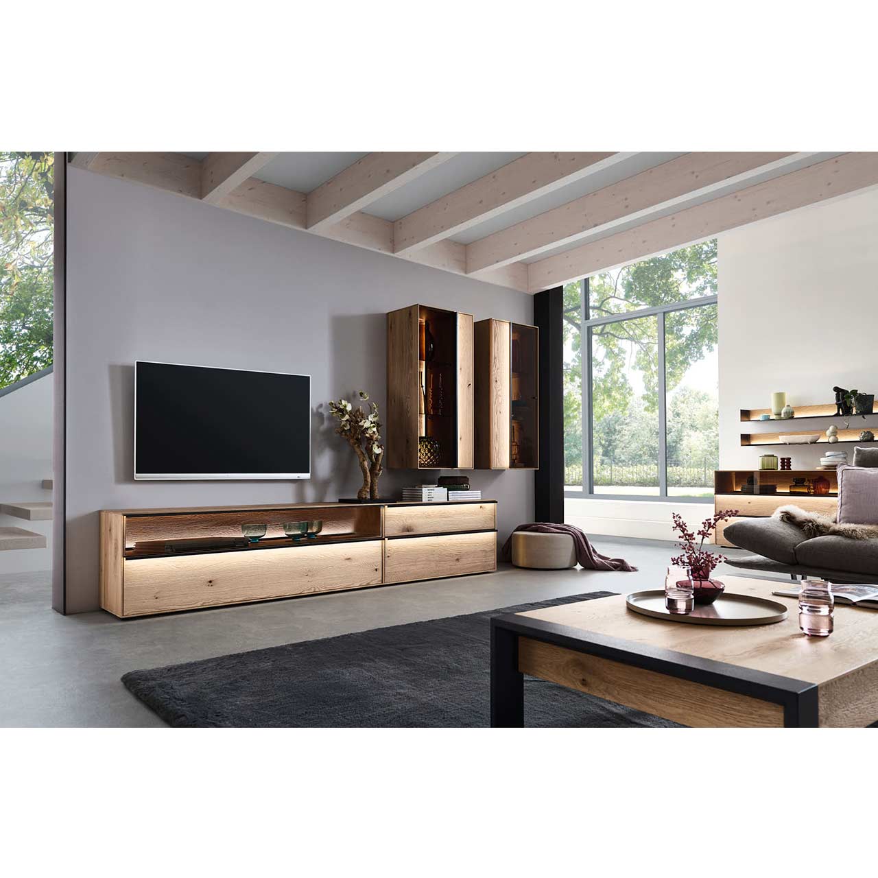 hartmann_ANEA_8530-3176_lowboard_milieu Modernes Wohnzimmer mit Motivtapeten und massiven Möbeln aus Kerneiche