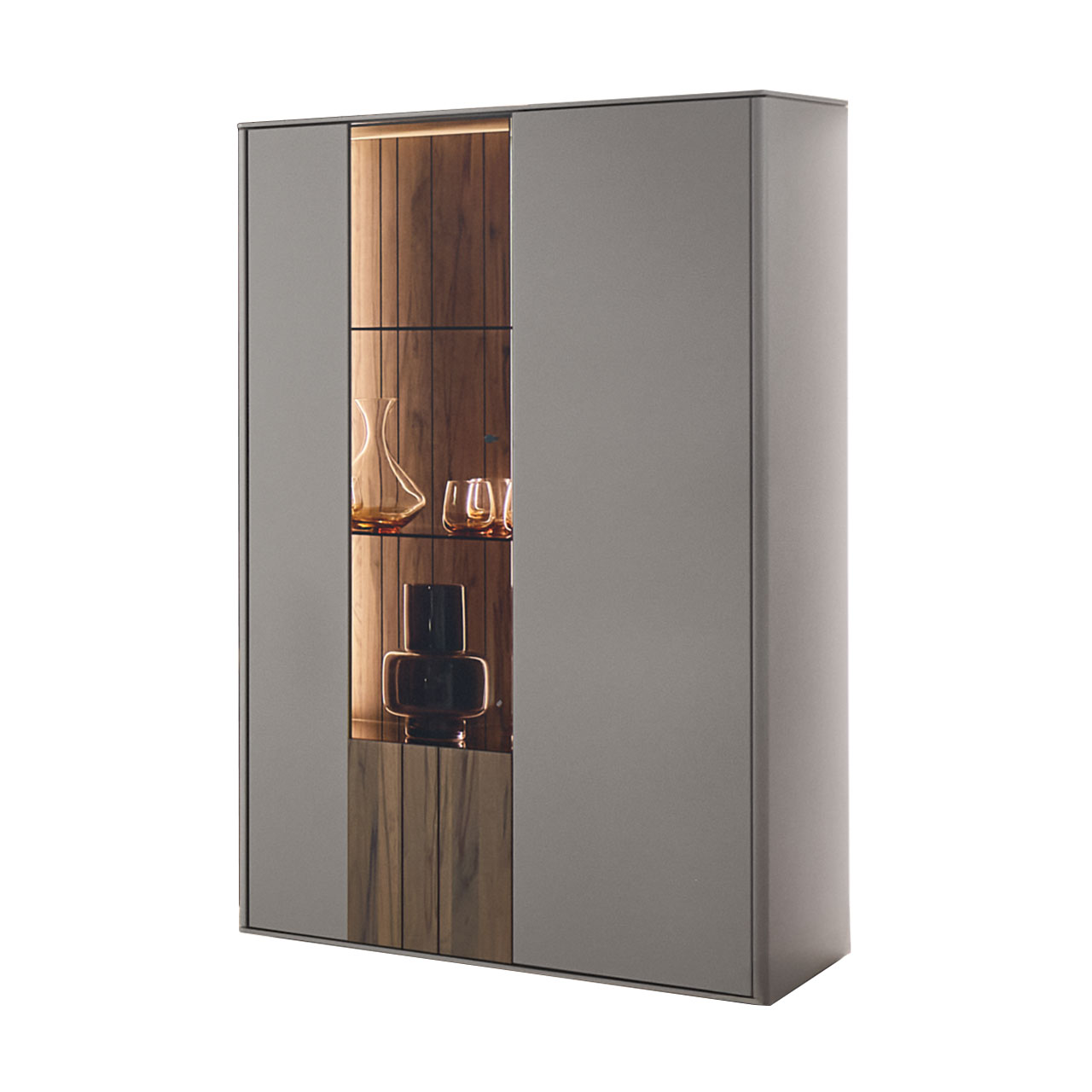 Modernes zweitüriges Highboard aus Massivholz mit sandfarbenen Lackfronten, mittigem Glasausschnitt und zwei Glasböden vor beleuchteter Rückwand in edler, dunkelbrauner Altholzbuche Uyaa.