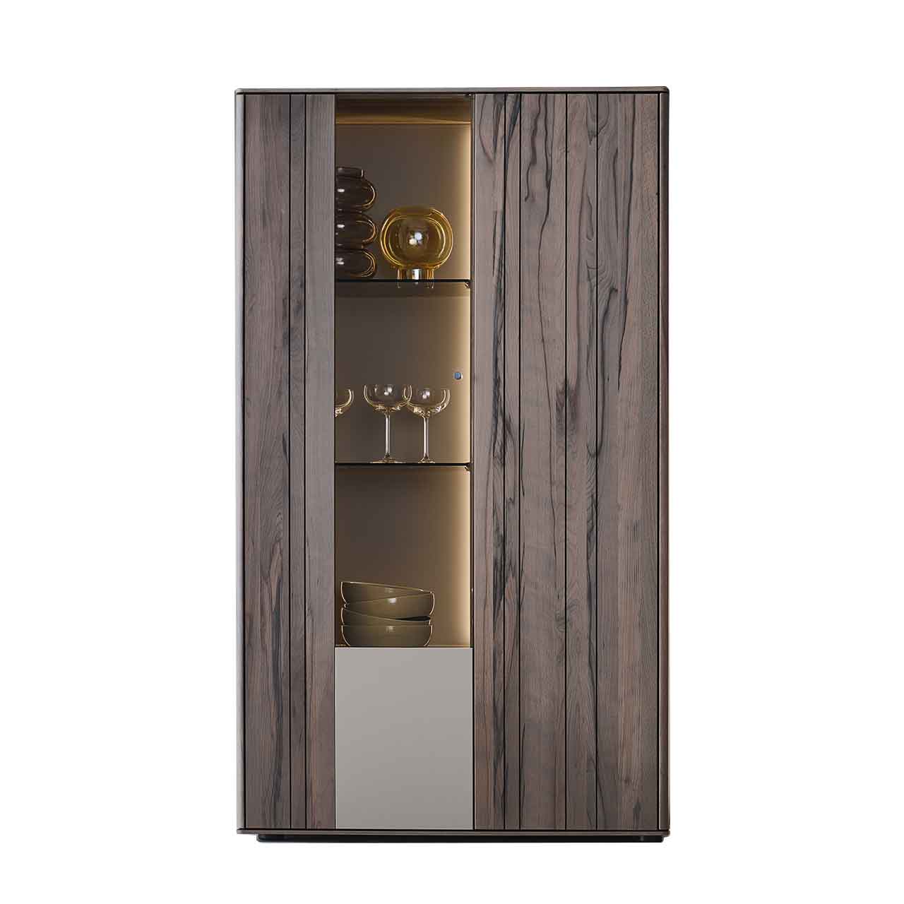 Modernes zweitüriges Highboard aus massiver, dunkelbrauner Altholzbuche Uyaa mit edler Holzmaserung, mittigem Glasausschnitt und zwei Glasböden vor beleuchteter Rückwand in modernem Lack Sand.