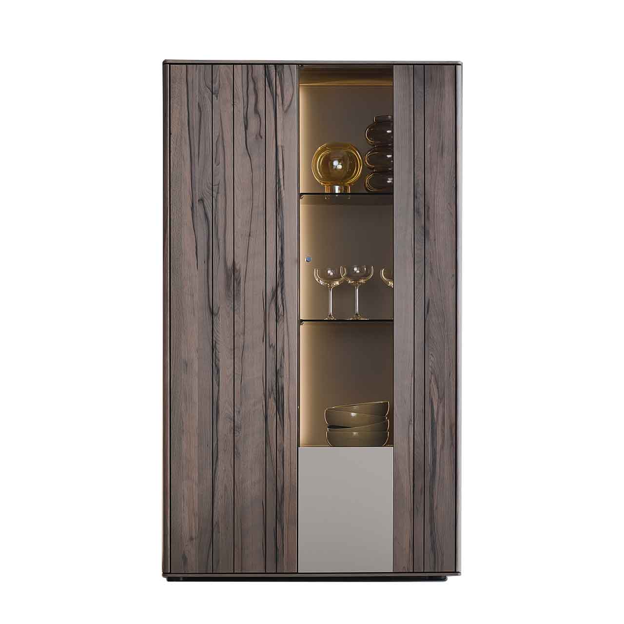 Modernes zweitüriges Highboard aus massiver, dunkelbrauner Altholzbuche Uyaa mit edler Holzmaserung, mittigem Glasausschnitt und zwei Glasböden vor beleuchteter Rückwand in modernem Lack Sand.