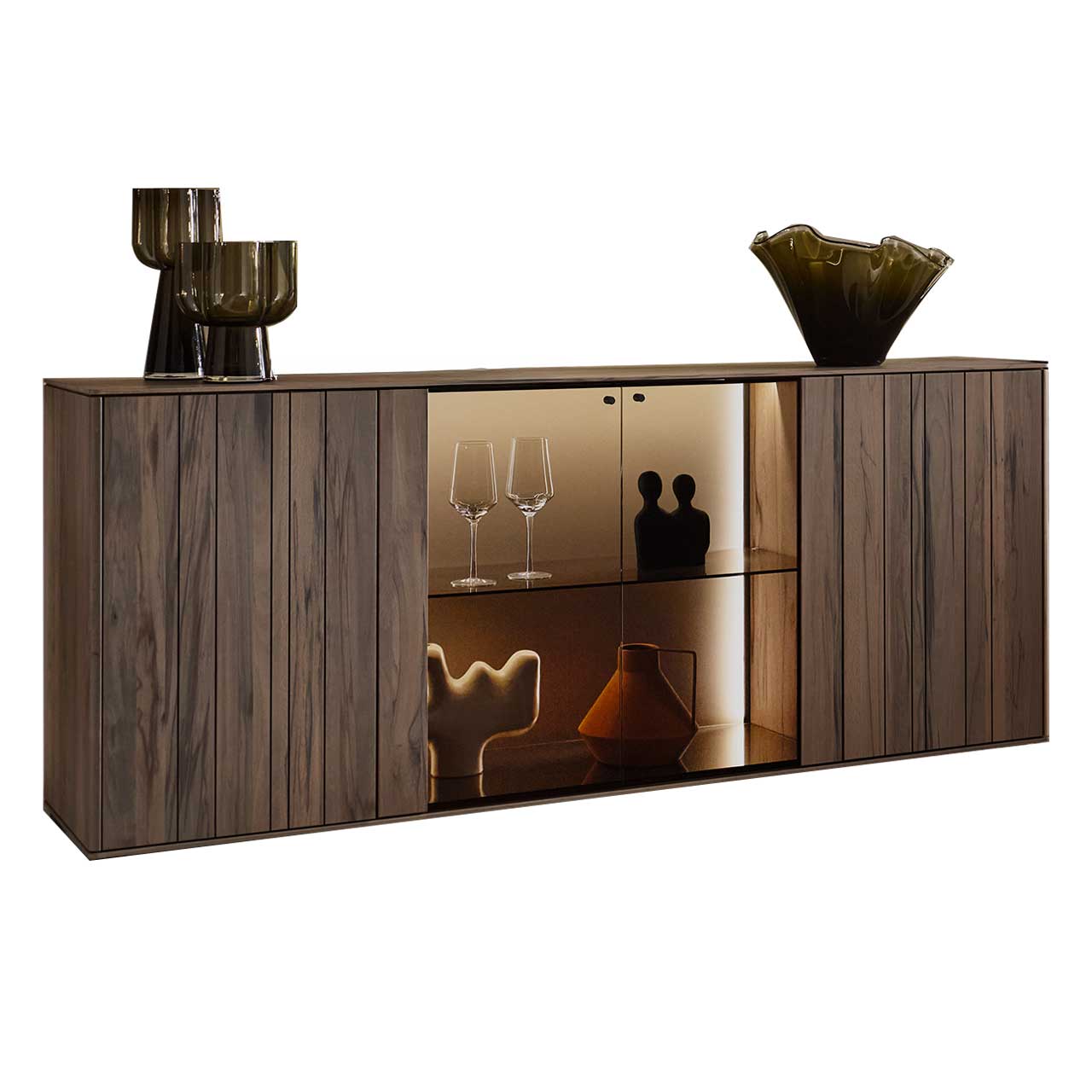 Modernes Sideboard aus dunkelbrauner Altholzbuche Uyaa mit edler, sichtbarer Holzmaserung mit zwei Türen rechts und links, mittig mit Glasausschnitt und einem Glasböden vor beleuchteter Holzrückwand lackiert in der Farbe Sand.