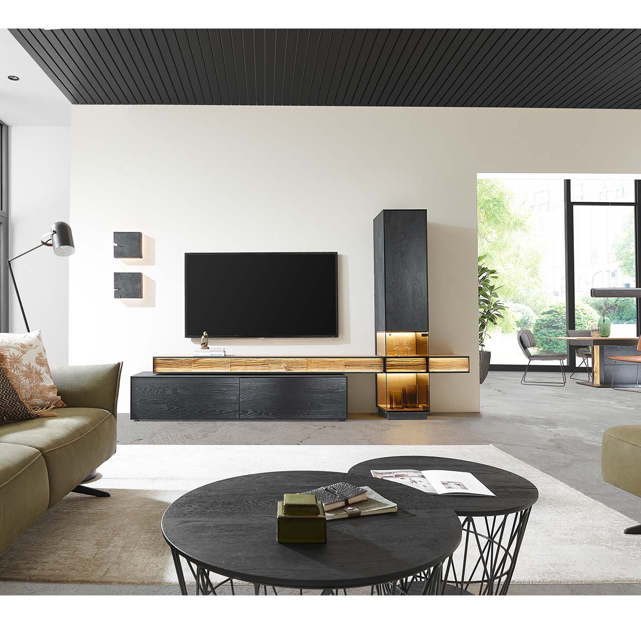 Moderne Wohnwand mit Materialmix aus Lack anthrazit mit Spaltholz-Akzenten und Parsolglas-Vitrinenausschnitten